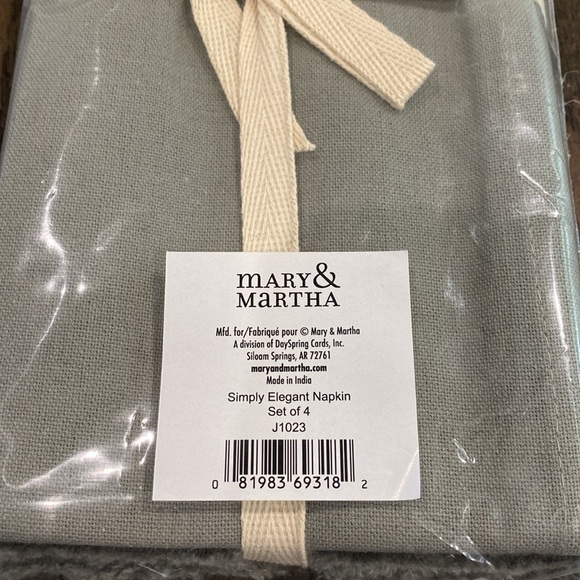Martha & Mary Simply Elegant Napkin Set (set of 4) - Picture 2 of 5